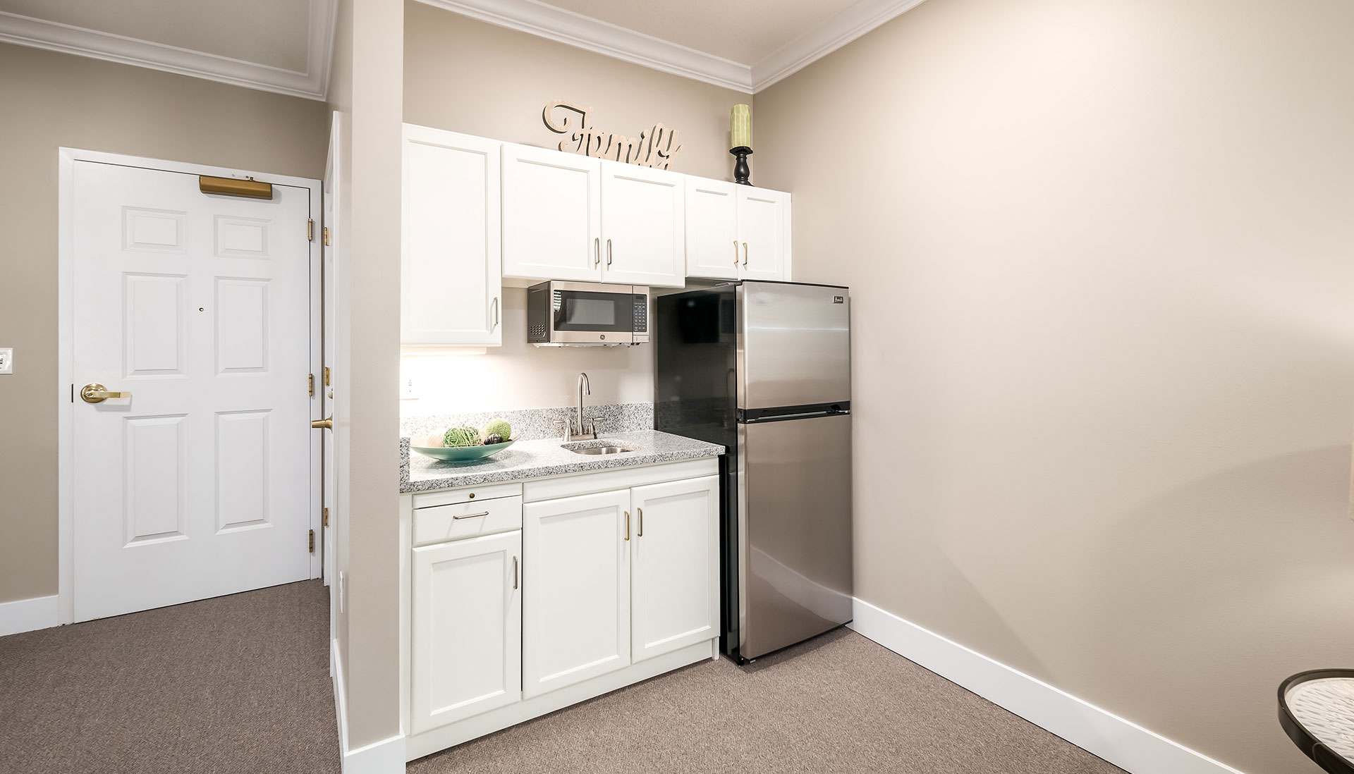 Kitchenette with a fridge and sink